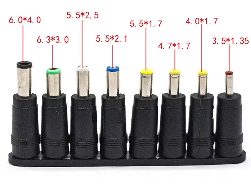 Přehled velikostí DC konektorů v sadě redukcí – 6,0×4,4; 6,3×3,0; 5,5×2,5; 5,5×2,1; 5,5×1,7; 4,7×1,7; 4,0×1,7 a 3,5×1,35 mm